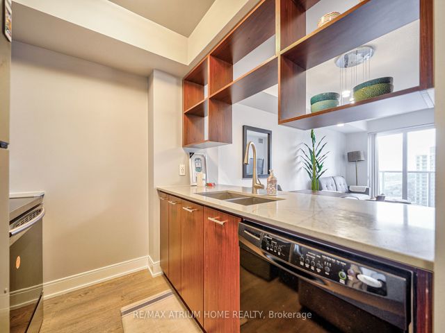 3422 - 135 Village Green Sq