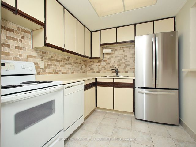 913 - 20 Dean Park Rd