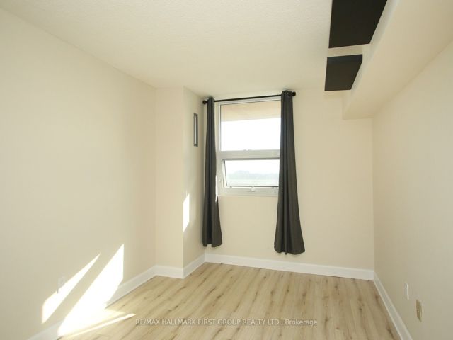 913 - 20 Dean Park Rd