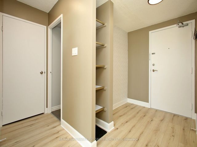 913 - 20 Dean Park Rd