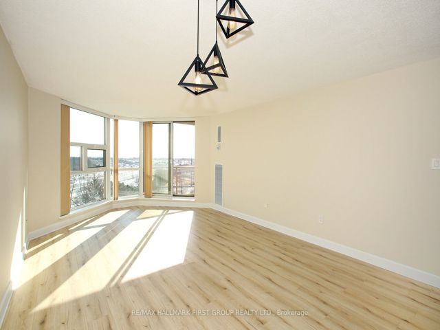 913 - 20 Dean Park Rd