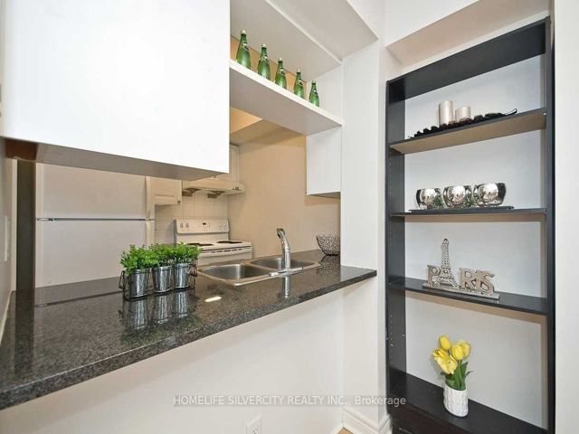1105 - 70 Town Centre Crt N