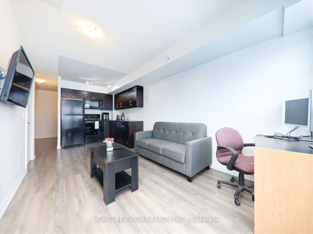 213 - 30 Meadowglen Pl