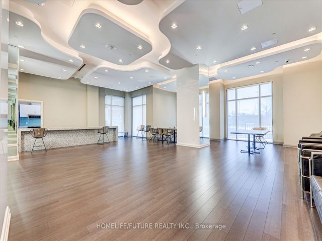 213 - 30 Meadowglen Pl