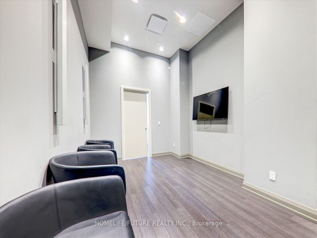 213 - 30 Meadowglen Pl