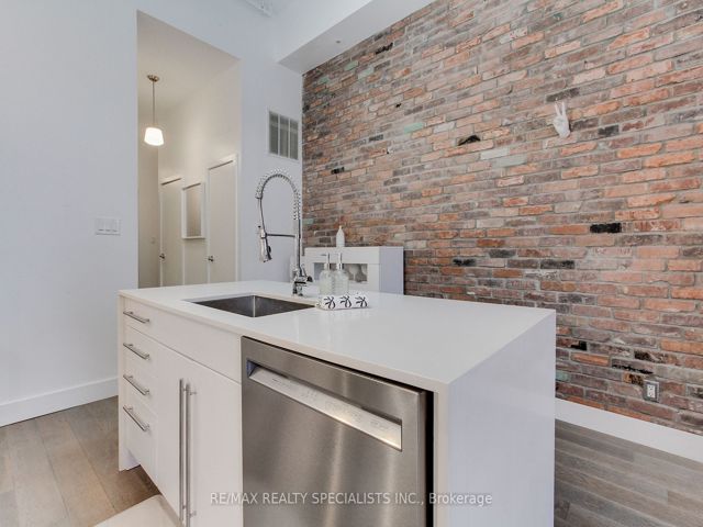 204 - 1842 Queen St E