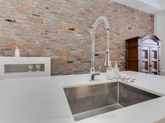 204 - 1842 Queen St E