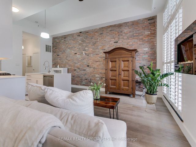 204 - 1842 Queen St E