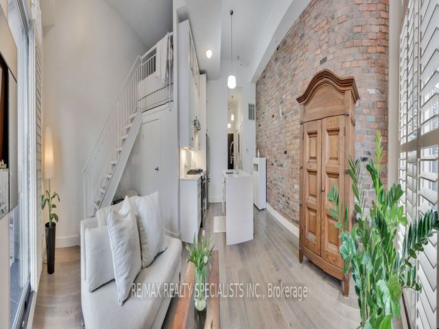 204 - 1842 Queen St E