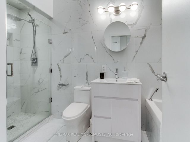 204 - 1842 Queen St E