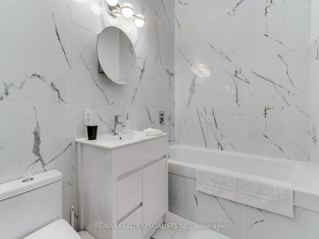 204 - 1842 Queen St E