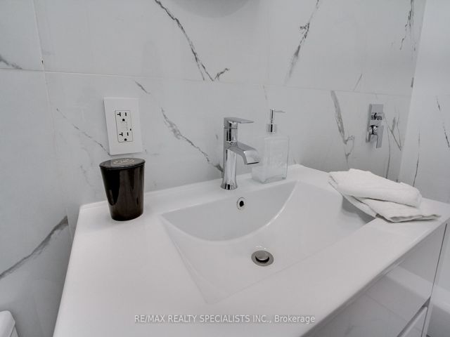 204 - 1842 Queen St E