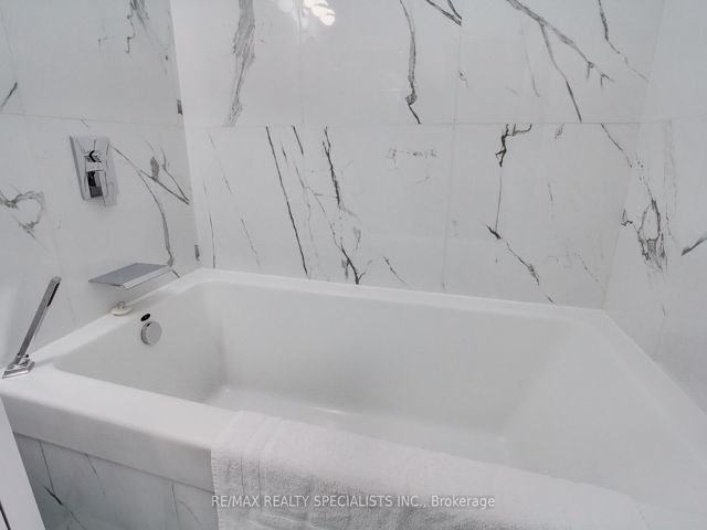 204 - 1842 Queen St E