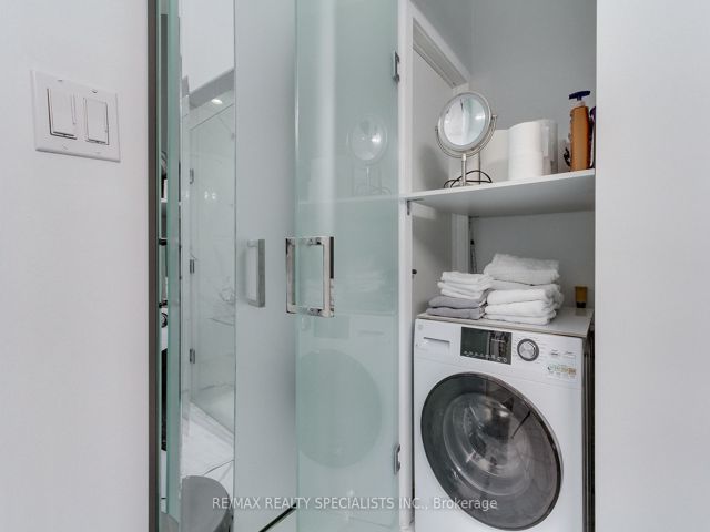 204 - 1842 Queen St E