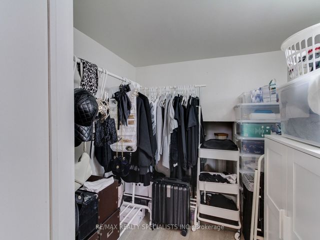 204 - 1842 Queen St E