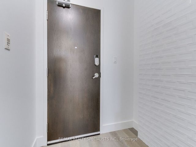 204 - 1842 Queen St E