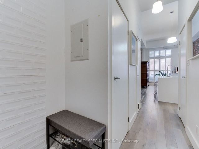204 - 1842 Queen St E