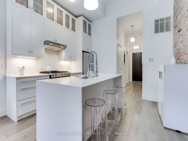 204 - 1842 Queen St E