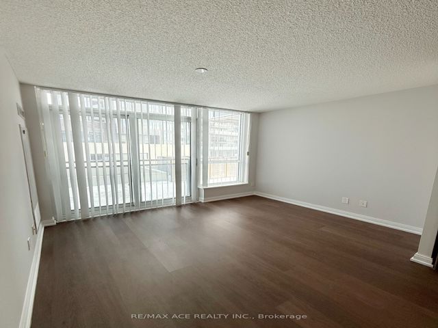 409 - 255 Village Green Sq
