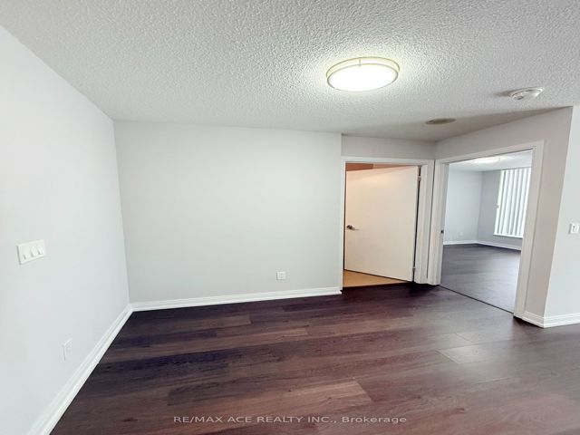 409 - 255 Village Green Sq