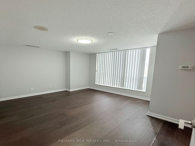 409 - 255 Village Green Sq