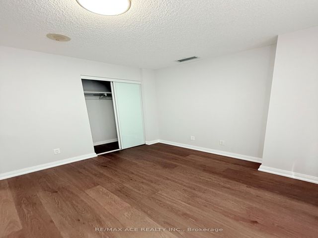 409 - 255 Village Green Sq