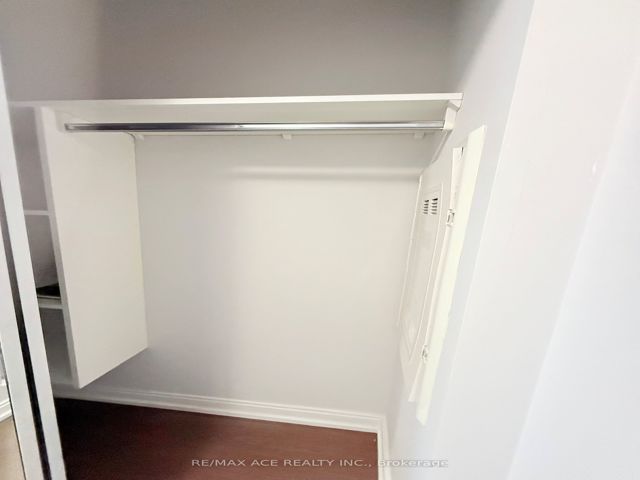 409 - 255 Village Green Sq