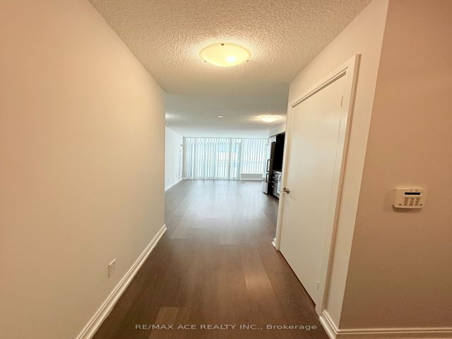 409 - 255 Village Green Sq