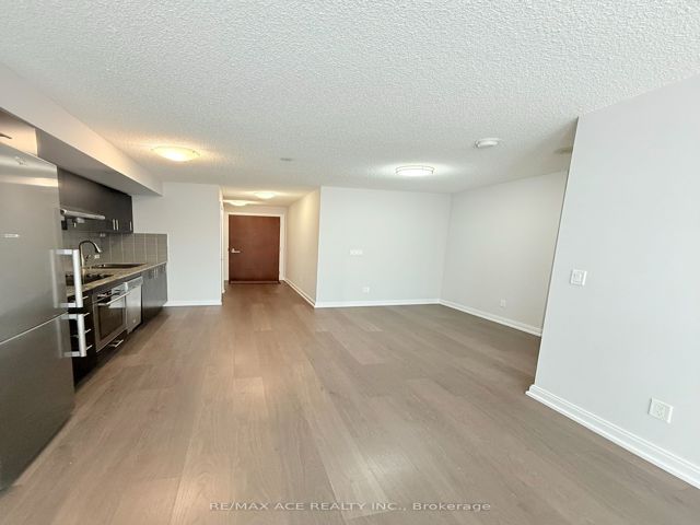 409 - 255 Village Green Sq
