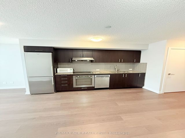 409 - 255 Village Green Sq