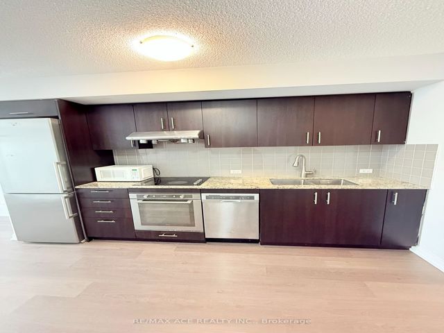 409 - 255 Village Green Sq
