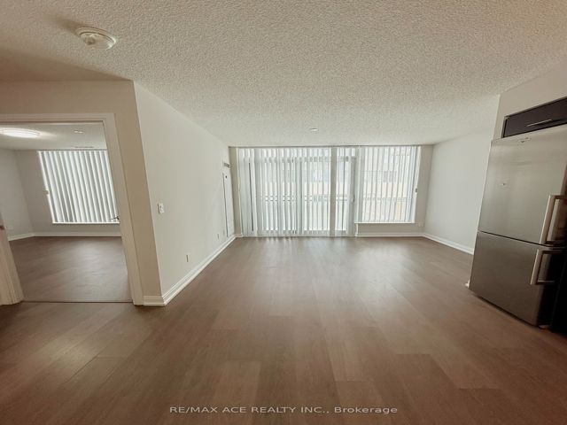 409 - 255 Village Green Sq