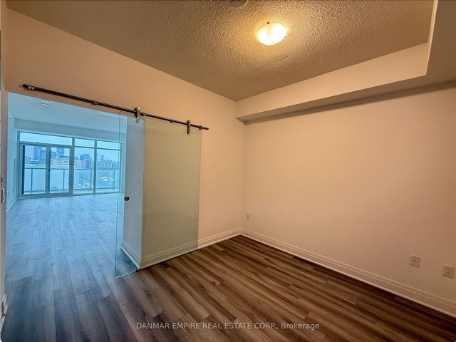 810 - 3220 Sheppard Ave