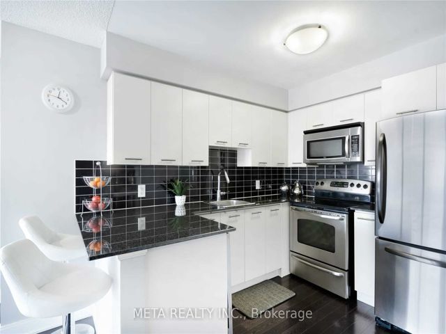 3404 - 125 Village Green Sq