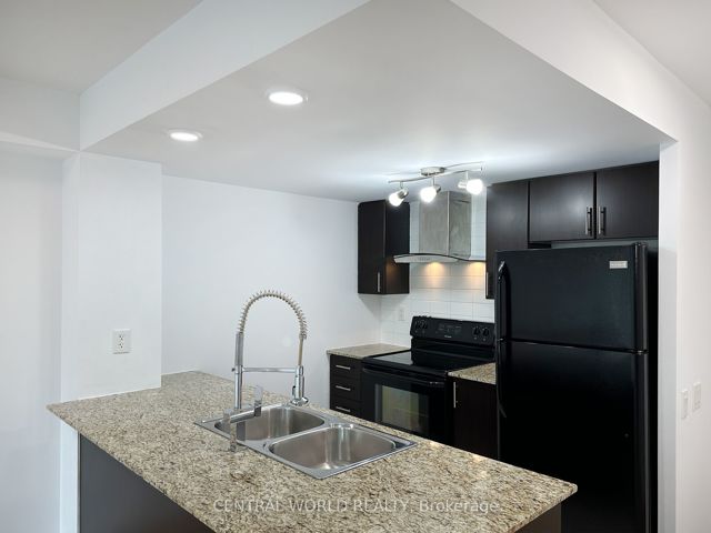903 - 25 Town Centre Crt