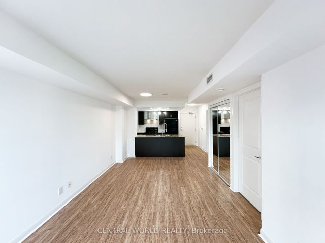 903 - 25 Town Centre Crt