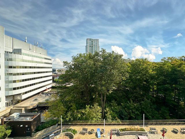903 - 25 Town Centre Crt