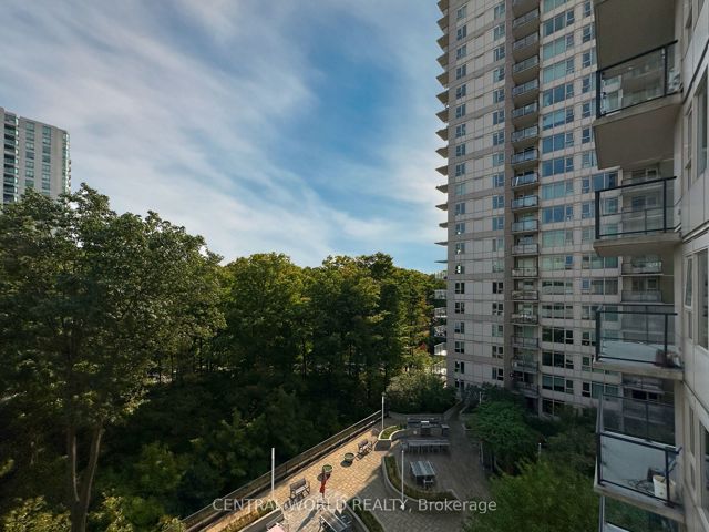 903 - 25 Town Centre Crt