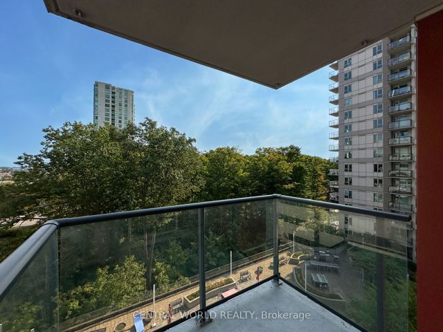 903 - 25 Town Centre Crt
