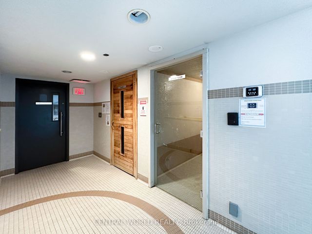 903 - 25 Town Centre Crt