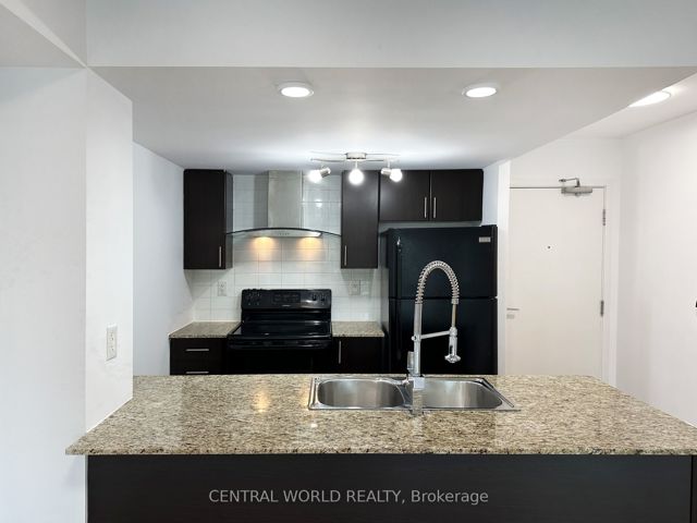 903 - 25 Town Centre Crt