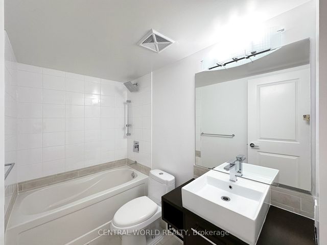 903 - 25 Town Centre Crt