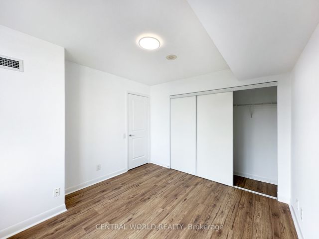 903 - 25 Town Centre Crt