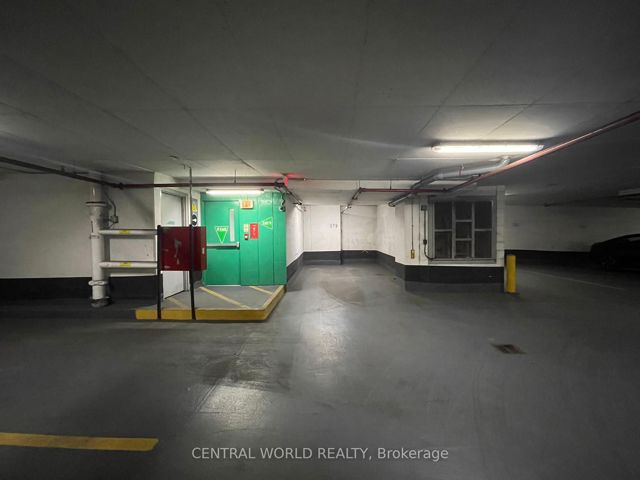 903 - 25 Town Centre Crt