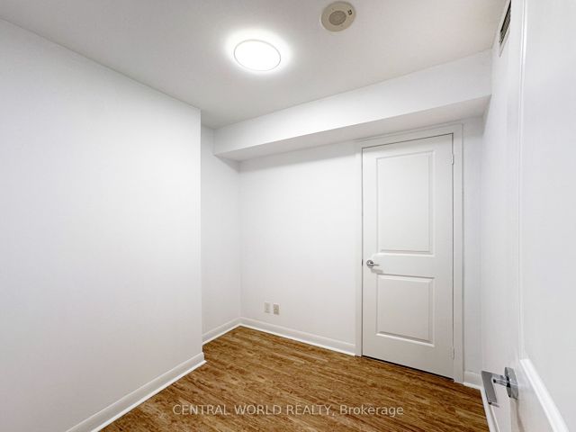 903 - 25 Town Centre Crt