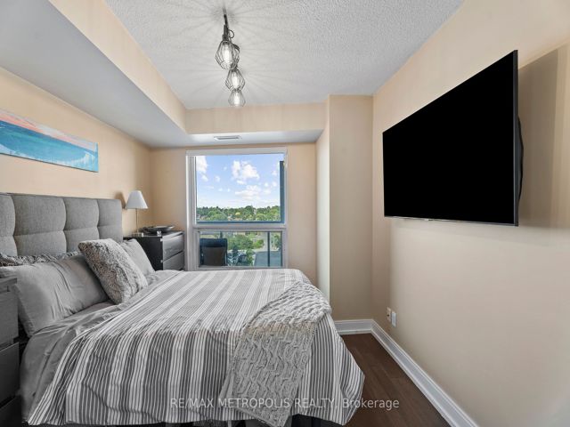 816 - 135 Village Green Sq