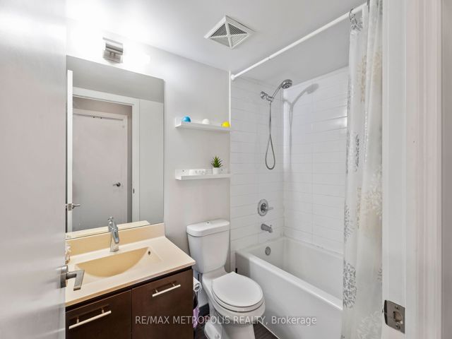 816 - 135 Village Green Sq