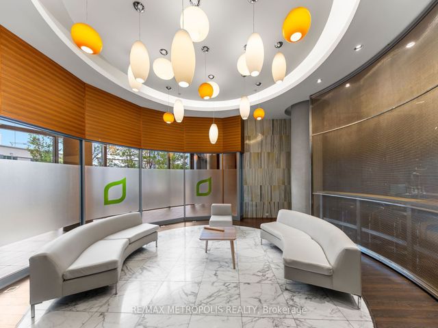 816 - 135 Village Green Sq