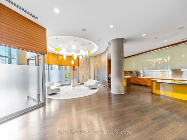 816 - 135 Village Green Sq