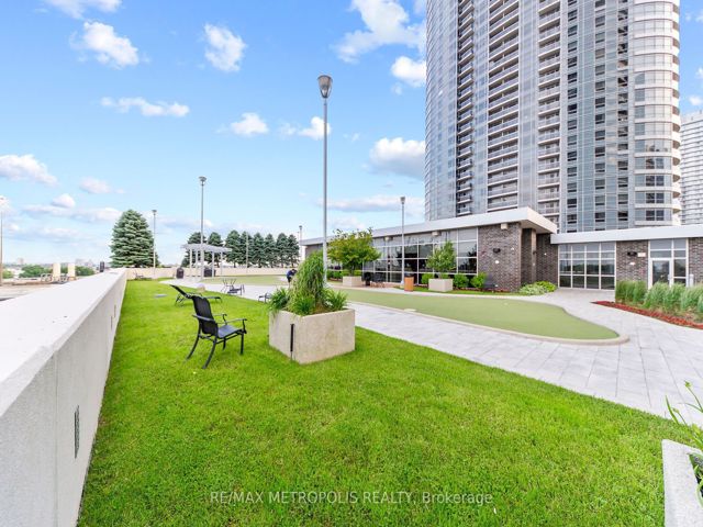 816 - 135 Village Green Sq